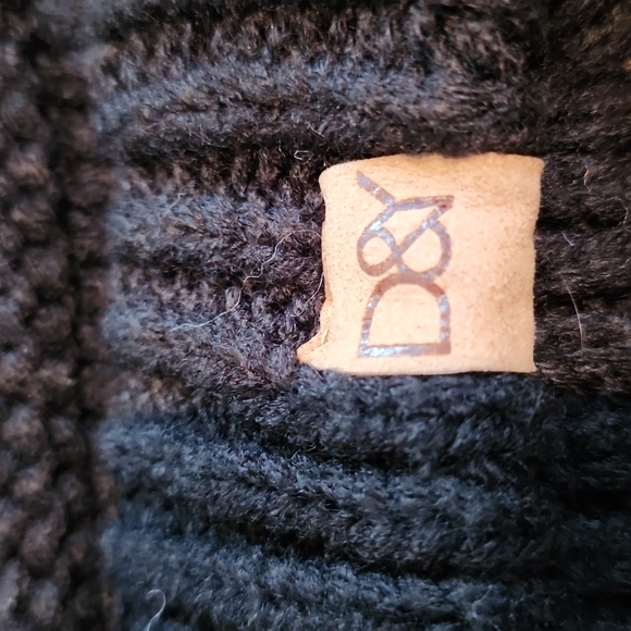 Black knit winter beanie with top ponytail hole. - Picture 2 of 4